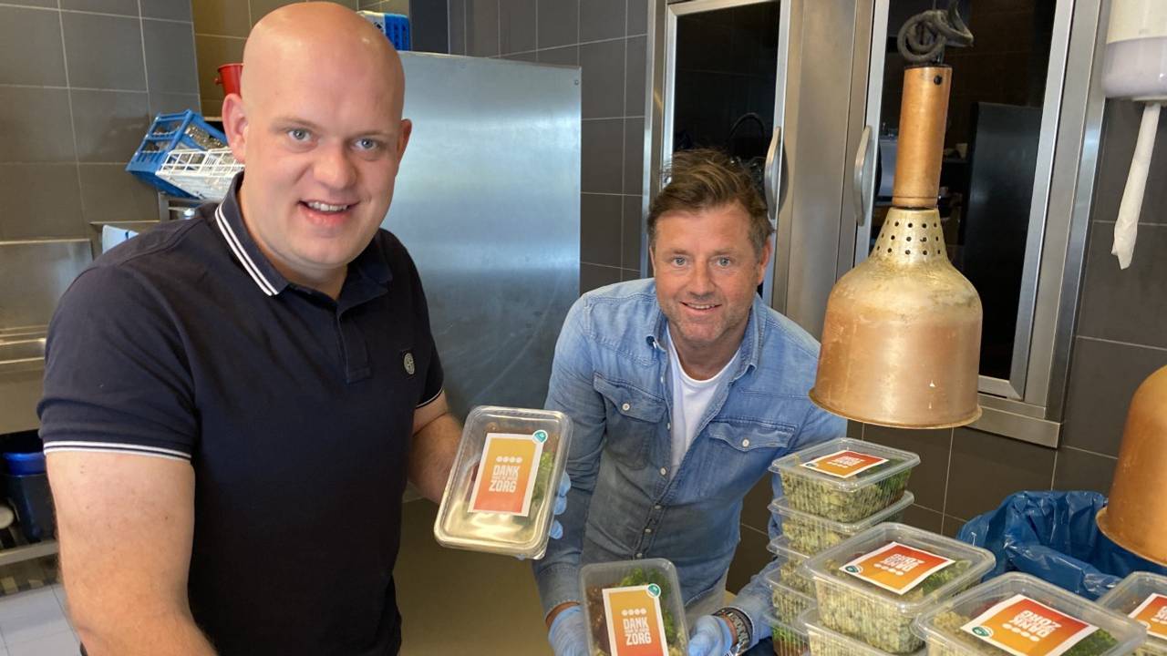 Michael van Gerwen en Marc Lammers helpen een handje in keuken van Sterrenrestaurant (foto: Jan Peels).