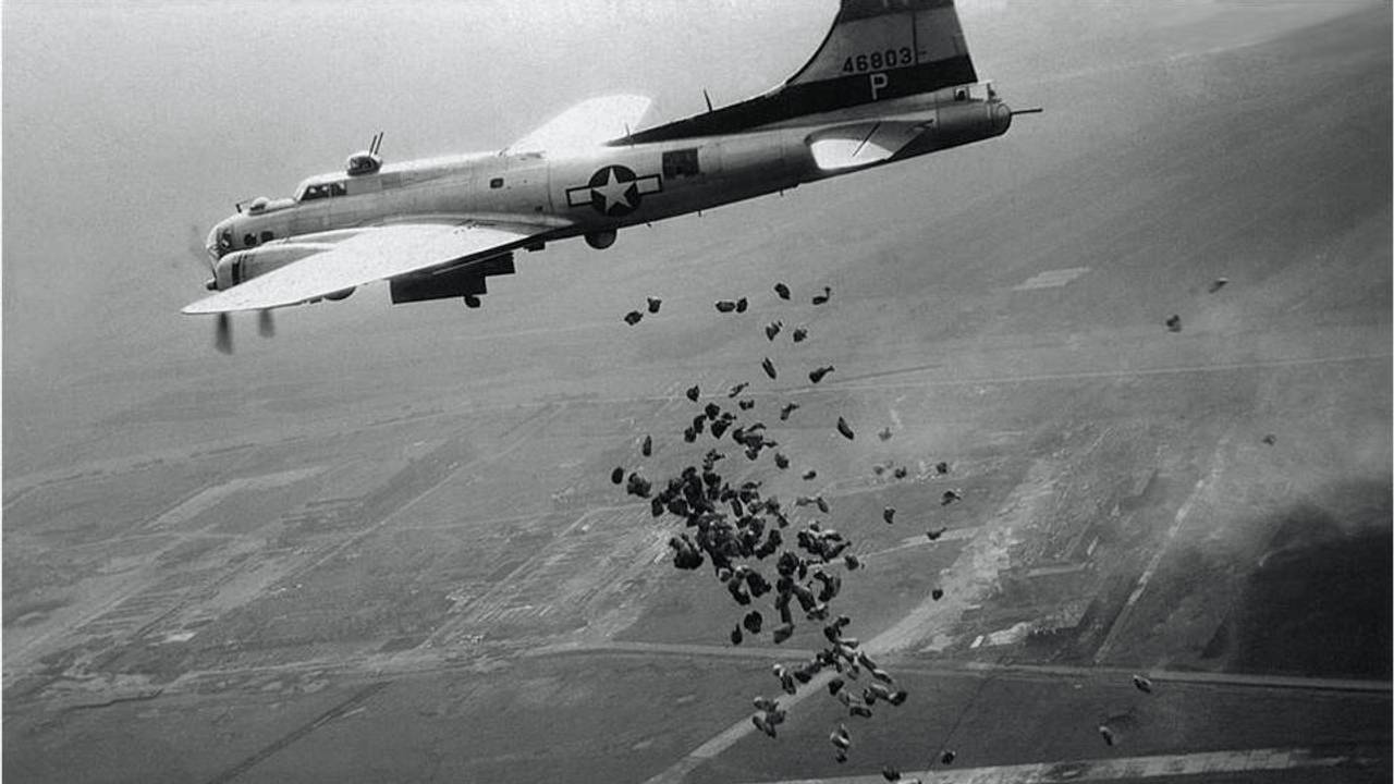Amerikaanse bommenwerper werpt voedsel af boven bezet gebied (foto: archief)