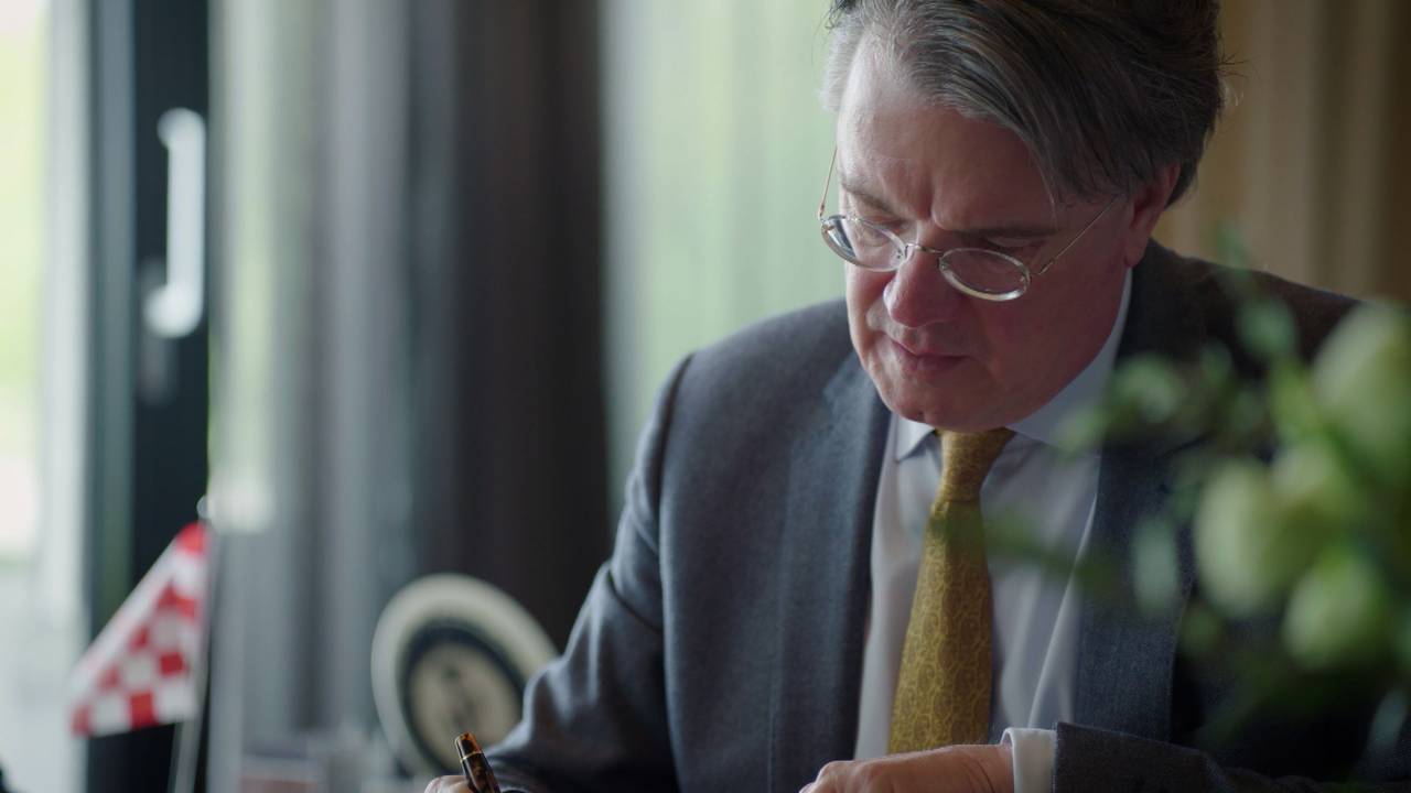 Commissaris Wim van de Donk benadrukt dat we samen door de crisis moeten.