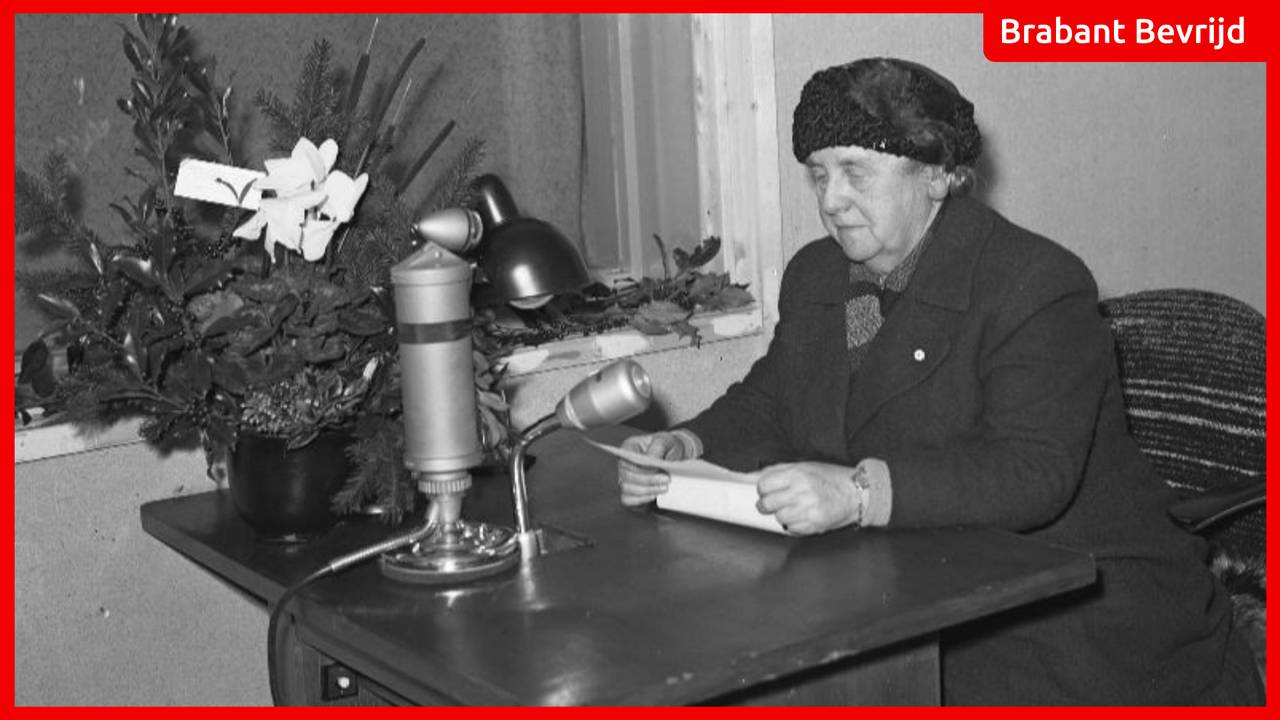 Koningin Wilhelmina spreekt de bevolking toe.