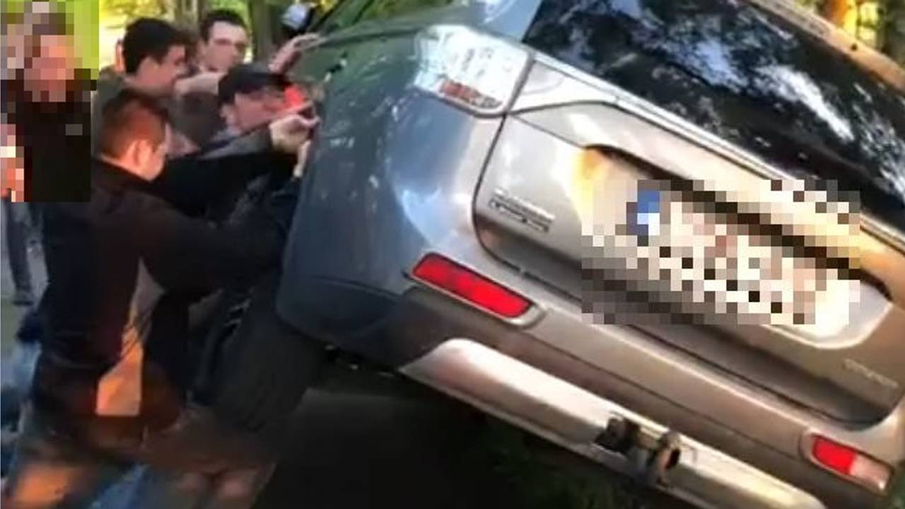 De mannen duwden een auto in de greppel. (Foto: Politie)