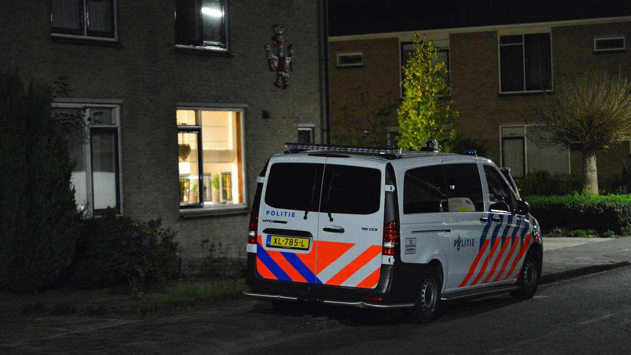 Politie in de straat in Roosendaal waar zou zijn geschoten (foto: Perry Roovers/SQ Vision Mediaprodukties).