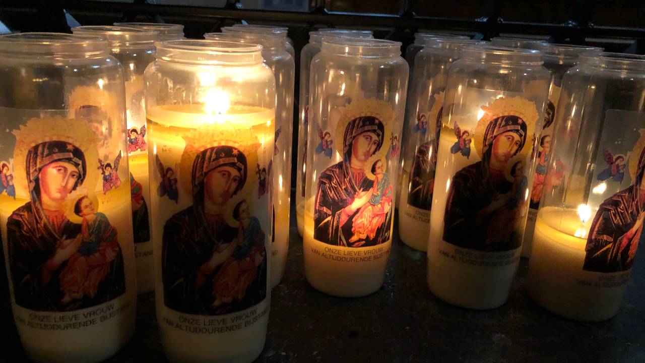 Kaarsjes in een kerk in Uden (Foto: archief).
