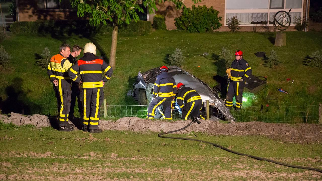 Een automobilist is maandagavond van een dijk af gereden in Oudemolen. (foto: Christian Traets/SQ Vision Mediaprodukties)