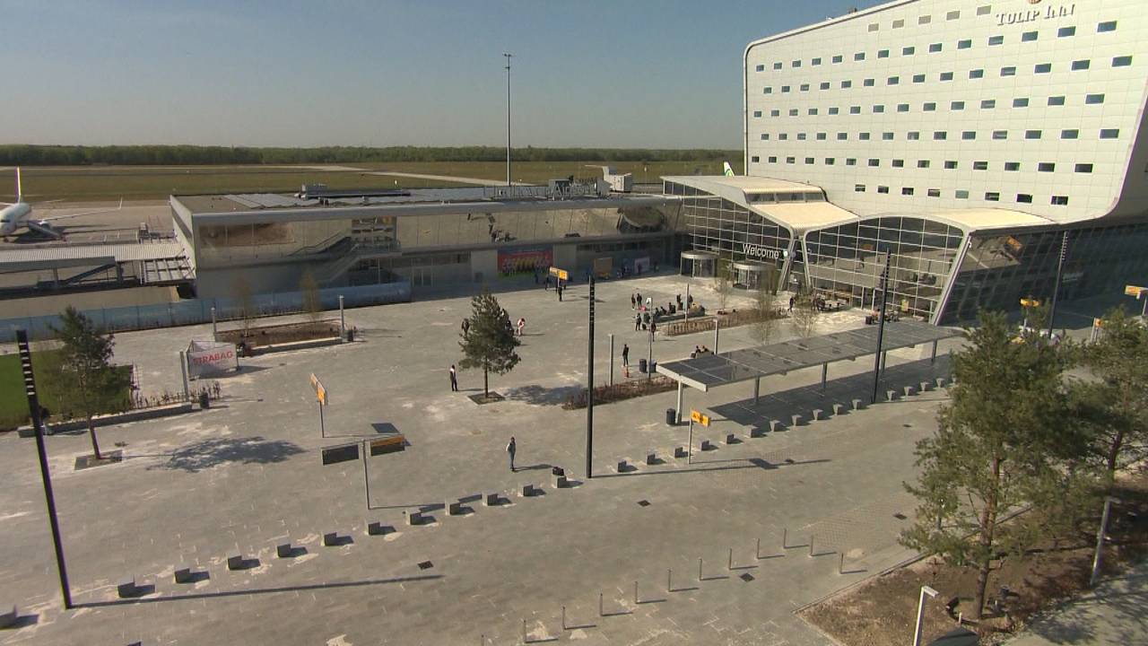 Een half jaar is er gewerkt aan het nieuwe plein voor Eindhoven Airport.