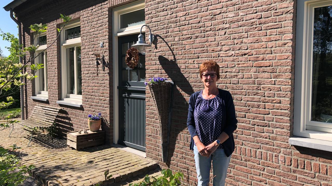 Karin van der Zwaan voor haar huis in Helenaveen (Foto: René van Hoof)