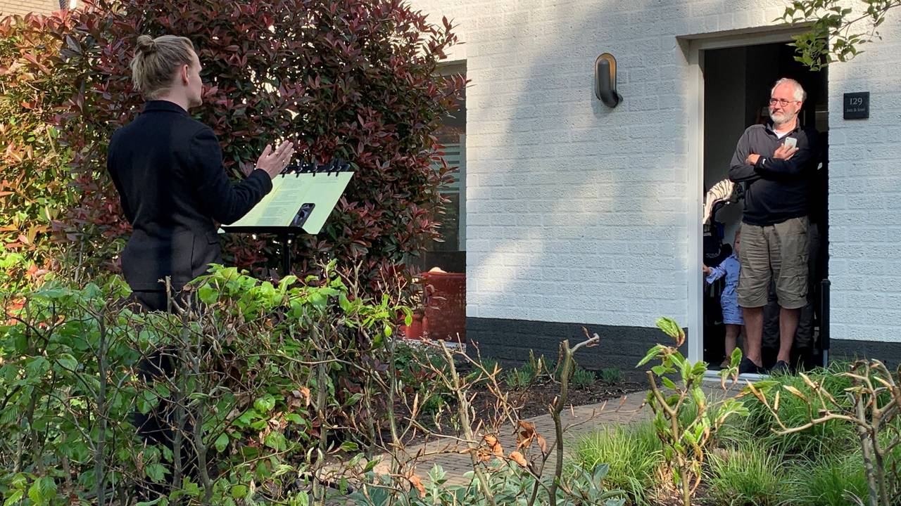 De gelukkigen in Den Bosch worden toegezongen (foto: Eva de Schipper).