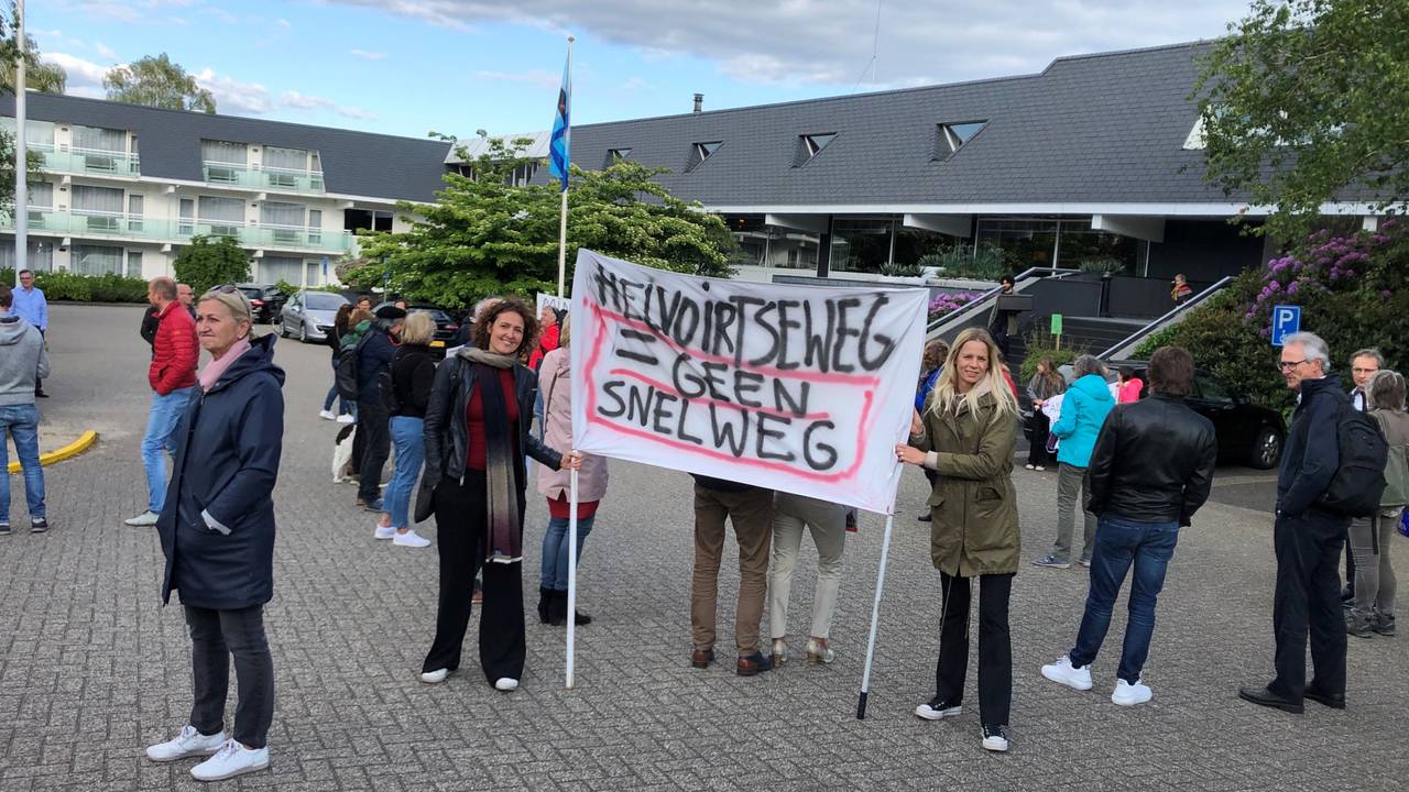Demonstranten in Vught vanwege de plannen rondom de N65 (foto: Paul Post).