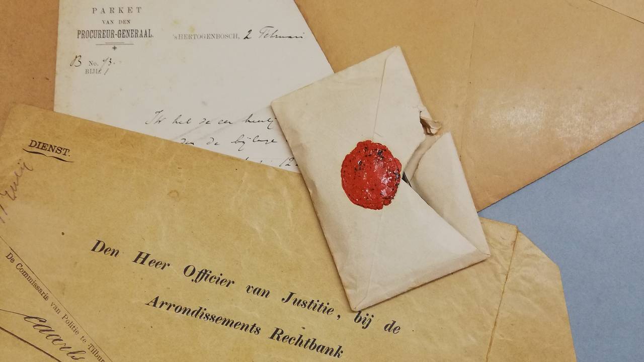 Liselotte graaft in processtukken voor haar boek over Marietje Kessels (foto: Liselotte van Leest).