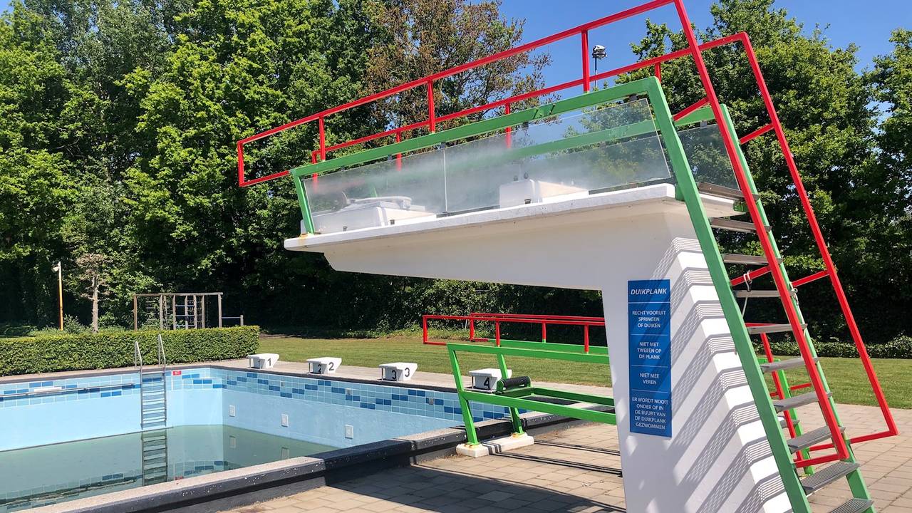 De duikplank blijft dit jaar leeg bij zwembad Blankershove in Oud Gastel (foto: Erik Peeters)