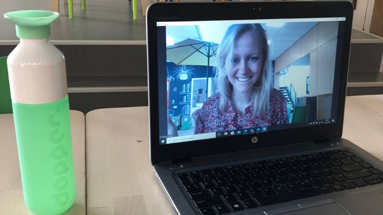 Juf Roos is erg bedreven geraakt in videobellen met haar leerlingen (foto: Roos Braam).