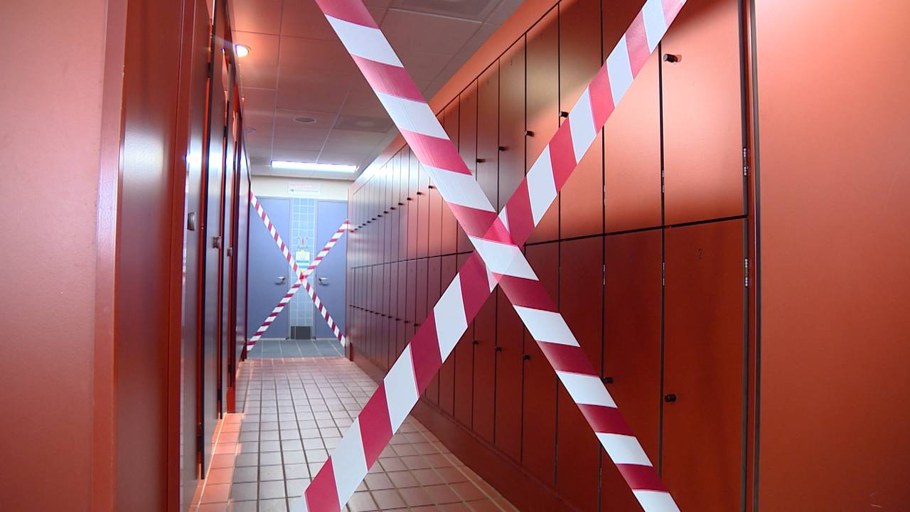 Dicht op elkaar staan bij de kluisjes is in Uden uit den boze. (foto: Raymond Merkx)