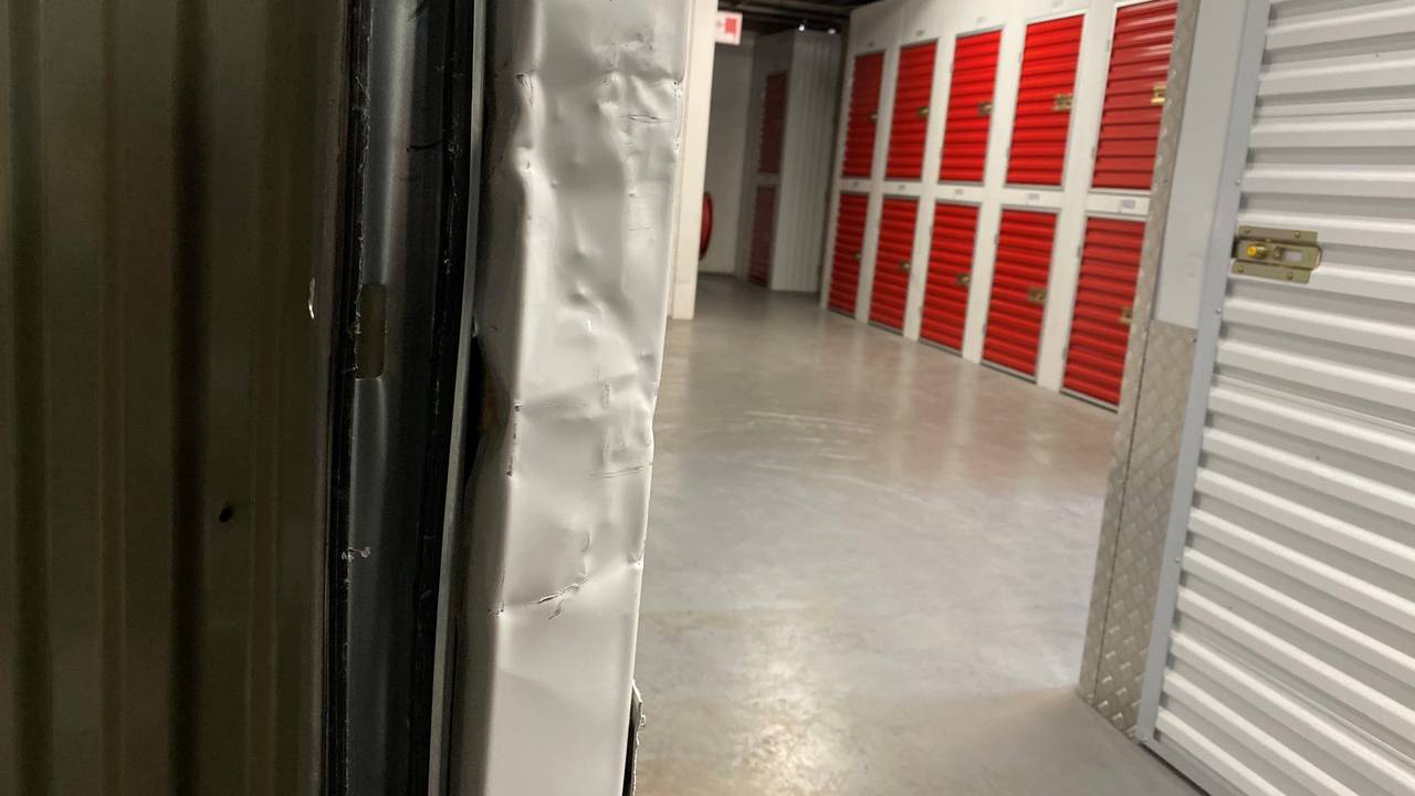 Een van de opengebroken opslagruimtes in Shurgard Storage.