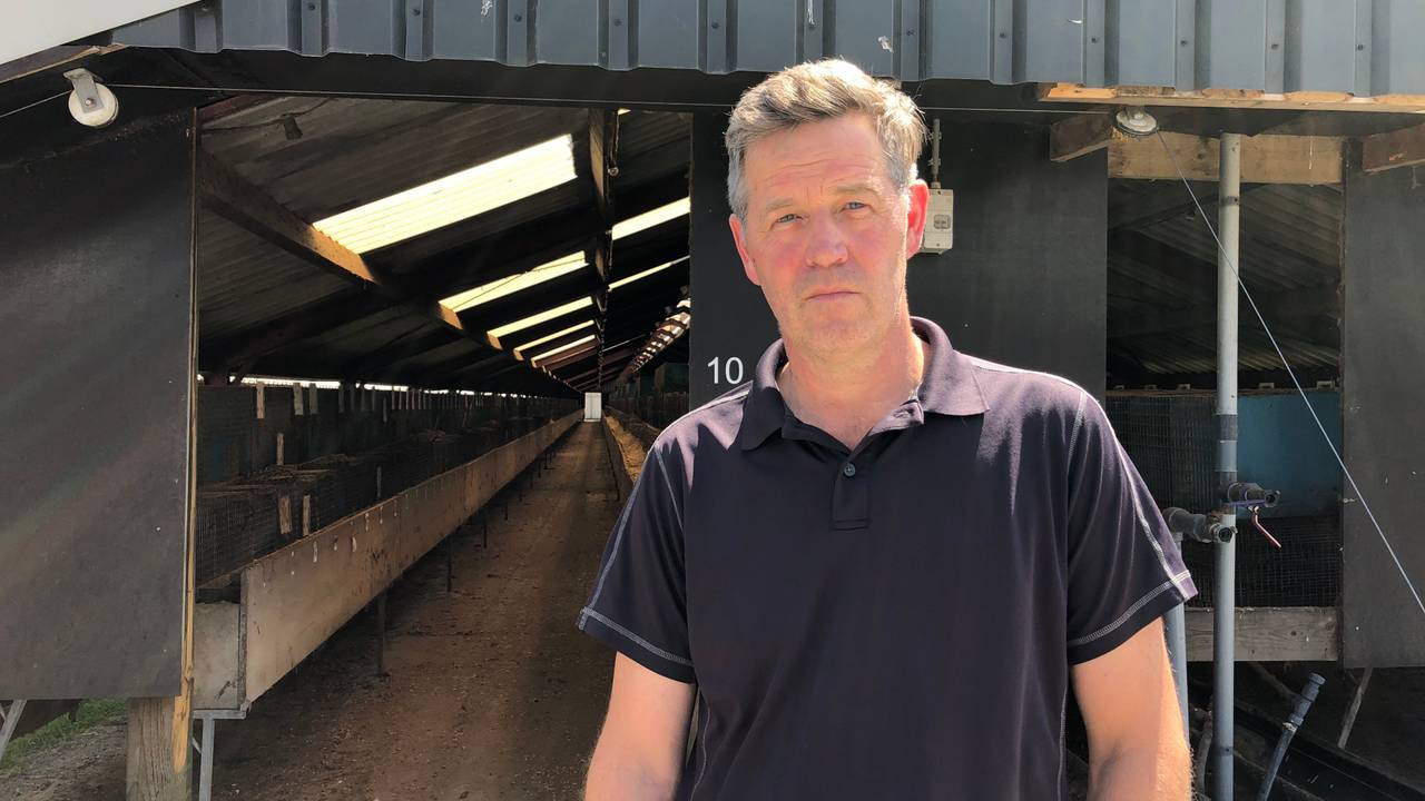 Rinus bij zijn lege nertsenstal (foto: Imke van de Laar).