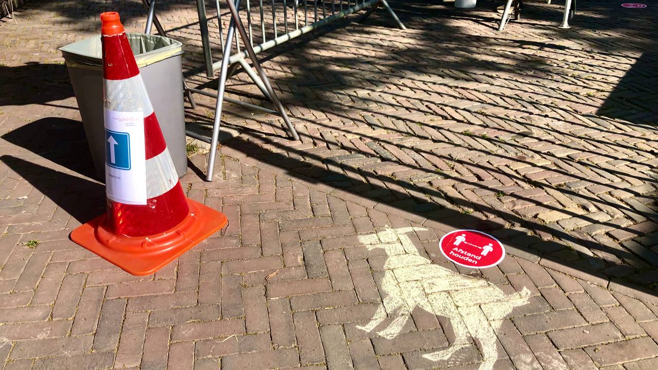 Een geschilderd geitje voor de poort van boerderij Wolfslaar in Breda geeft de vereiste afstand aan (foto: Raoul Cartens).