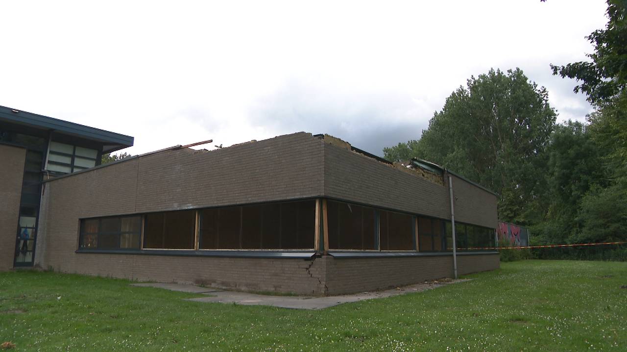 Het gehavende sportcomplex aan de Eindhovense Amazonenlaan