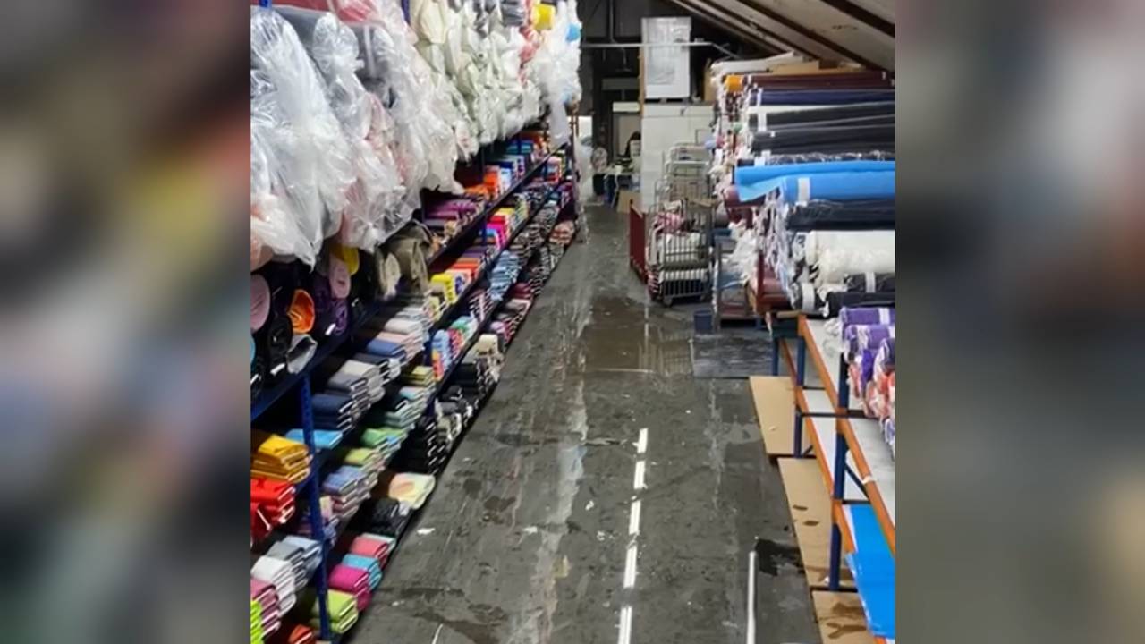 De ondergelopen stoffenloods in Nieuwcuijk.