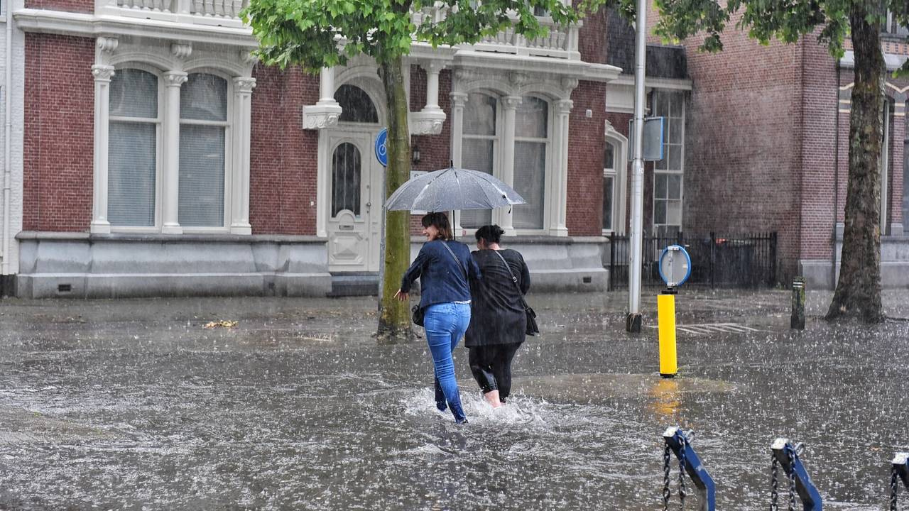 Straten in Brabant stonden dinsdag blank (foto: Toby de Kort/SQ Vision).