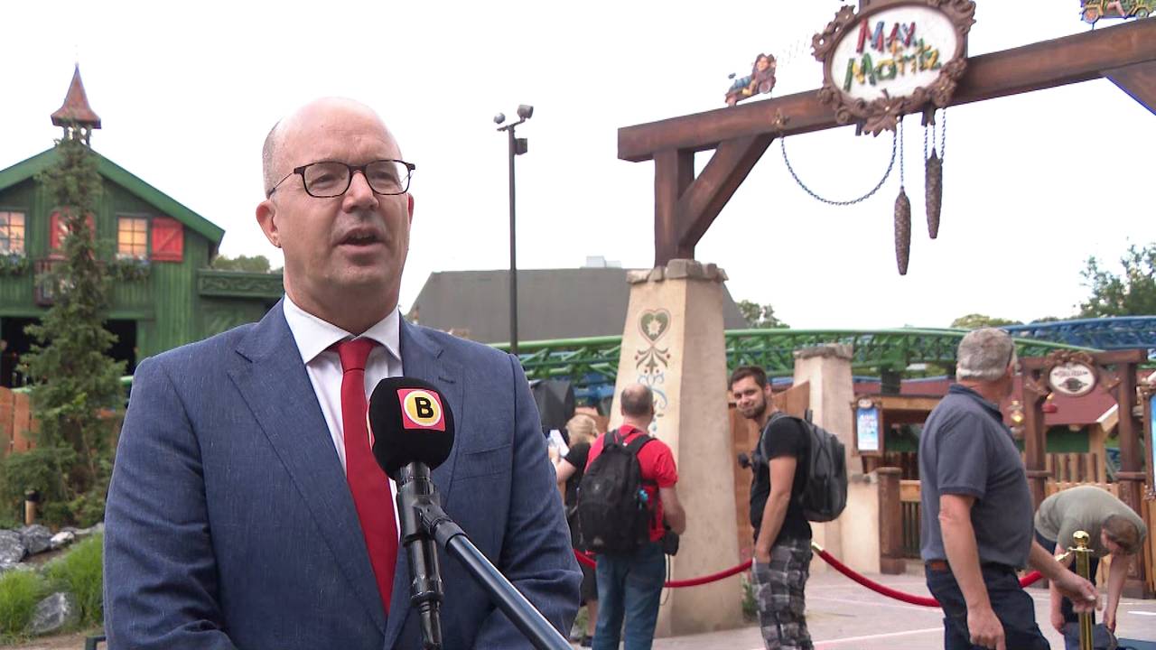 Fons Jurgen voor de camera van Omroep Brabant.
