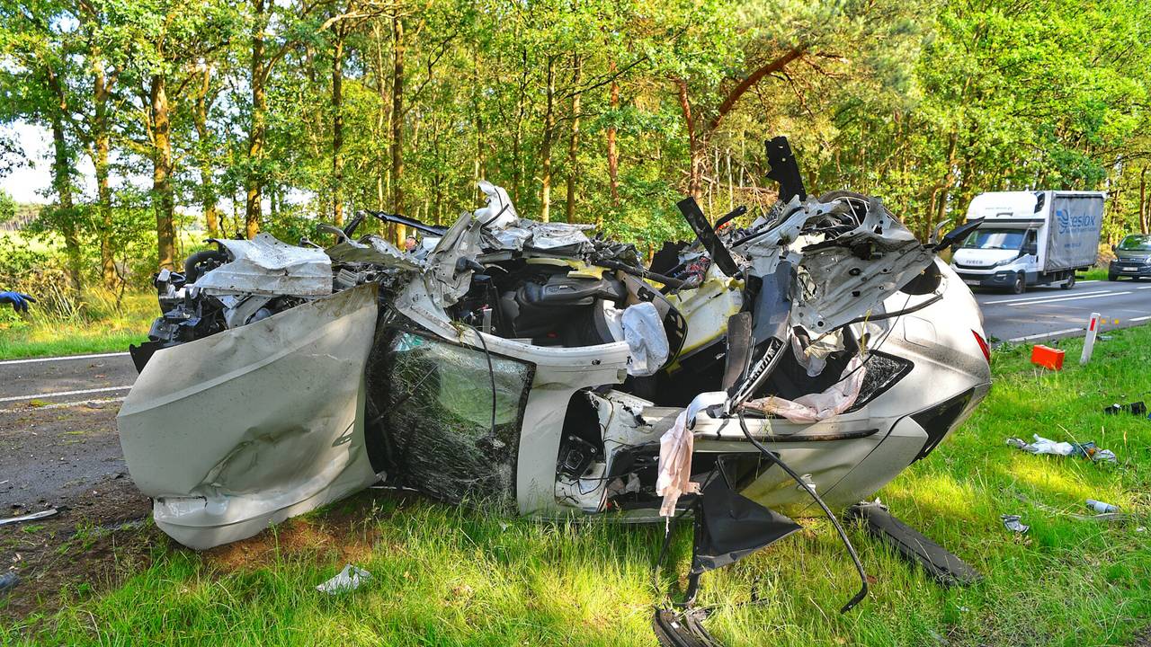 De auto botste tegen een boom. (Foto: Rico Vogels / SQ Vision)
