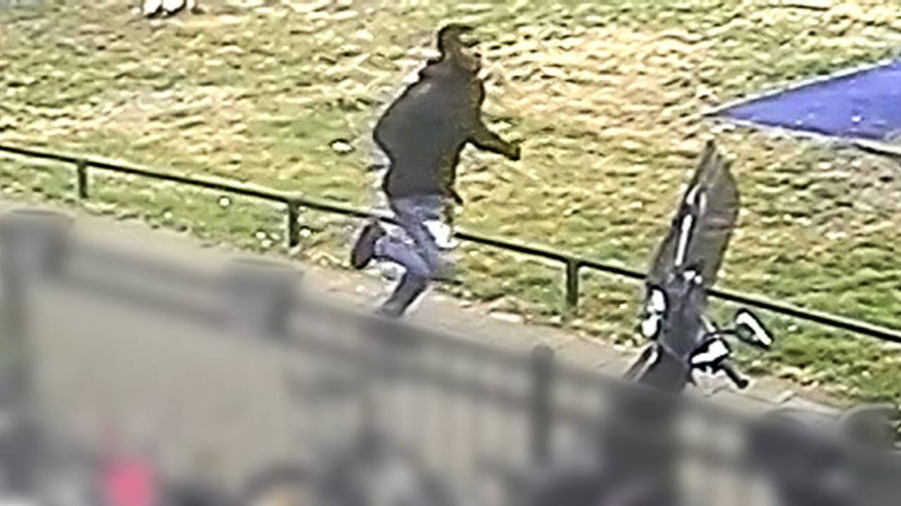 De dader vlucht weg (foto: Opsporing Verzocht).