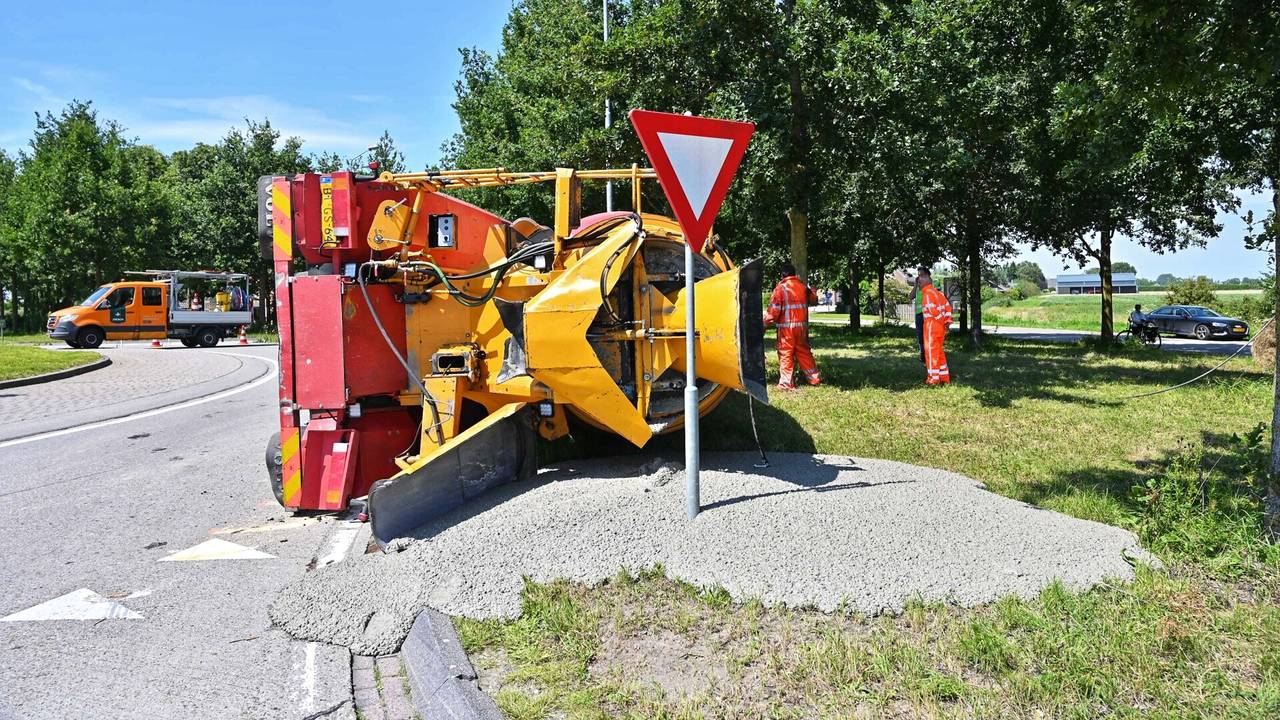 De omgevallen betonwagen in Zevenbergschen Hoek (foto: Tom van der Put).