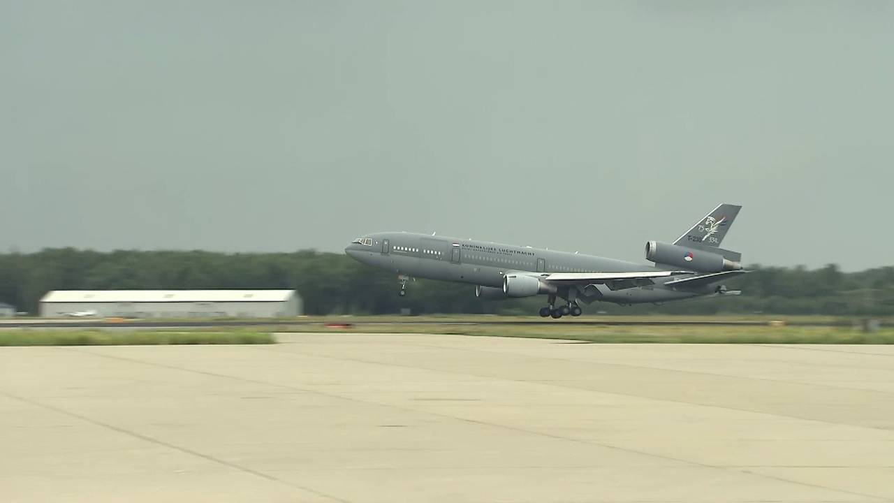 Het vliegtuig met de lichamen aan boord komt aan op Vliegbasis Eindhoven (foto: Omroep Brabant).