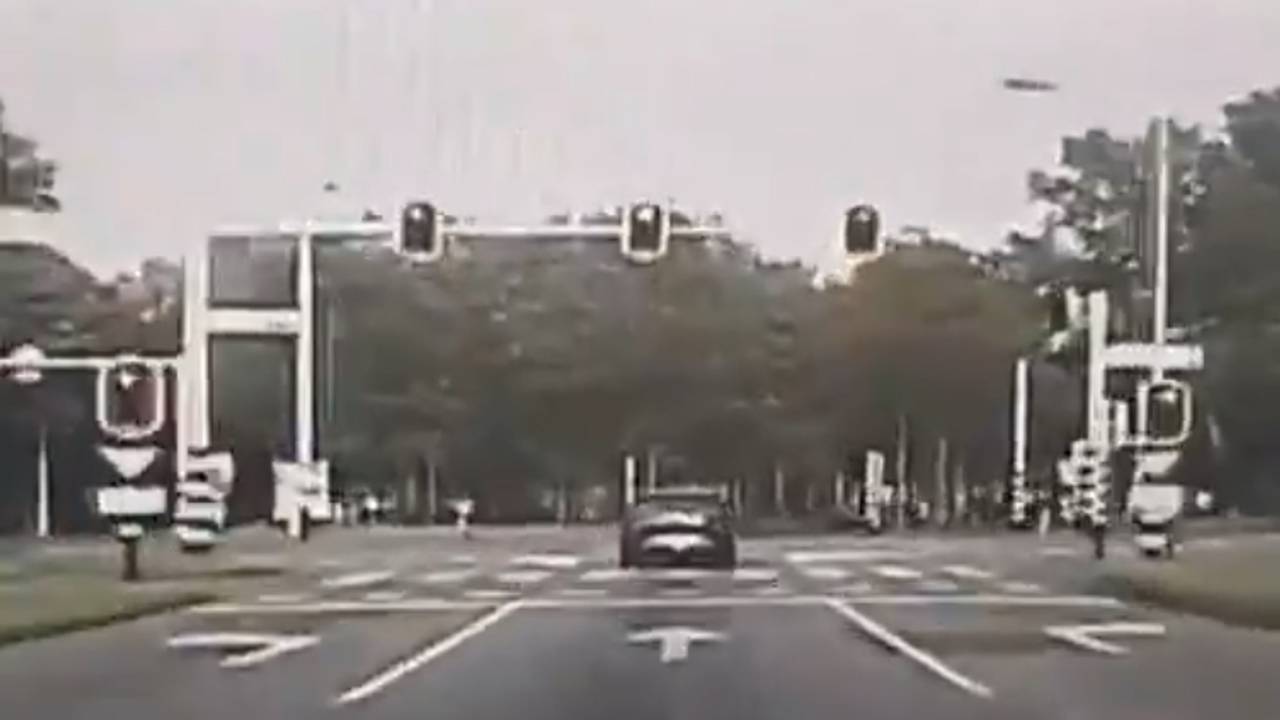 De man reed door rood.