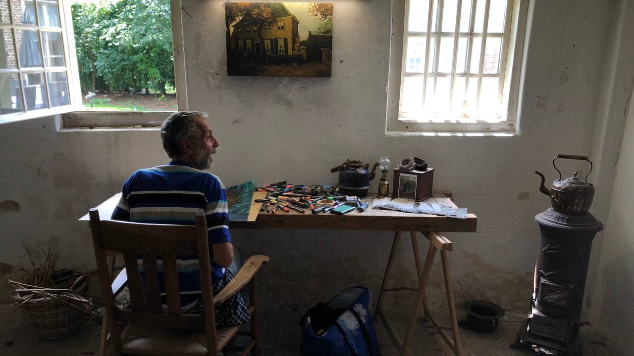 De Franse kunstenaar NOWART in het atelier van Van Gogh (foto: Alice van der Plas)