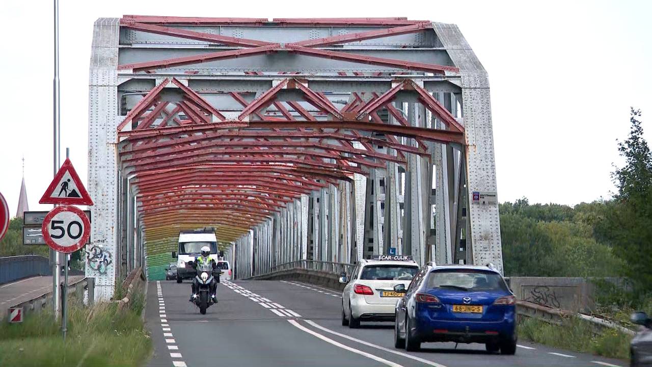 brug bij grave afgesloten
