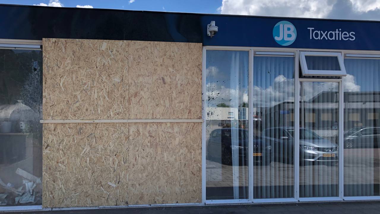 Het dichtgetimmerde pand van JB Taxaties in Zevenbergen (foto: Rene van Hoof) .