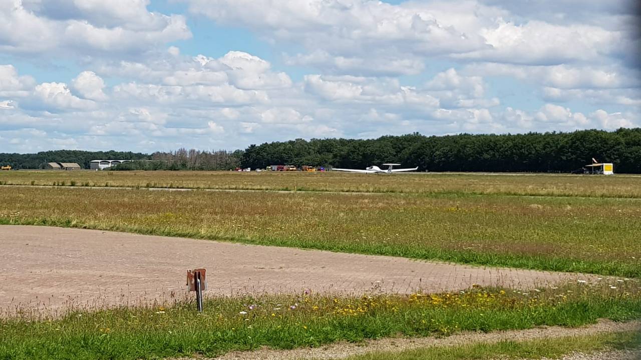 Drone boven verkeerstoren van vliegbasis Gilze-Rijen gezien