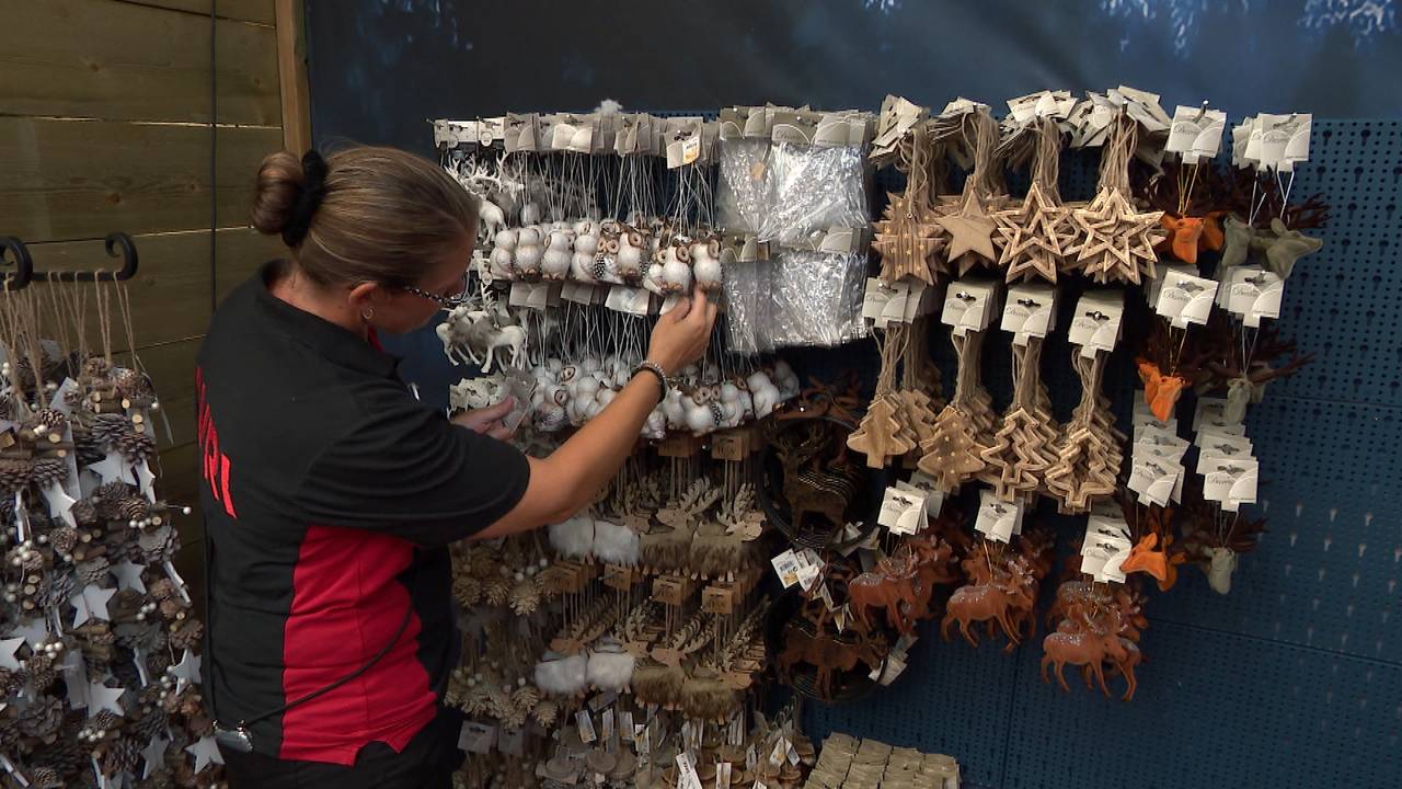 Ook al is het 35 graden, de kerstballen moeten worden aangevuld. (foto: Omroep Brabant)
