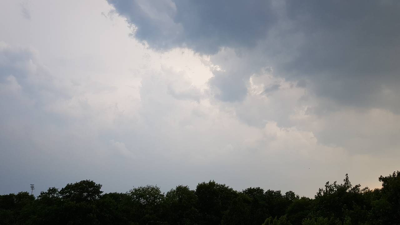 Onweersbui in Waalwijk. (Foto: Martha Kivits)