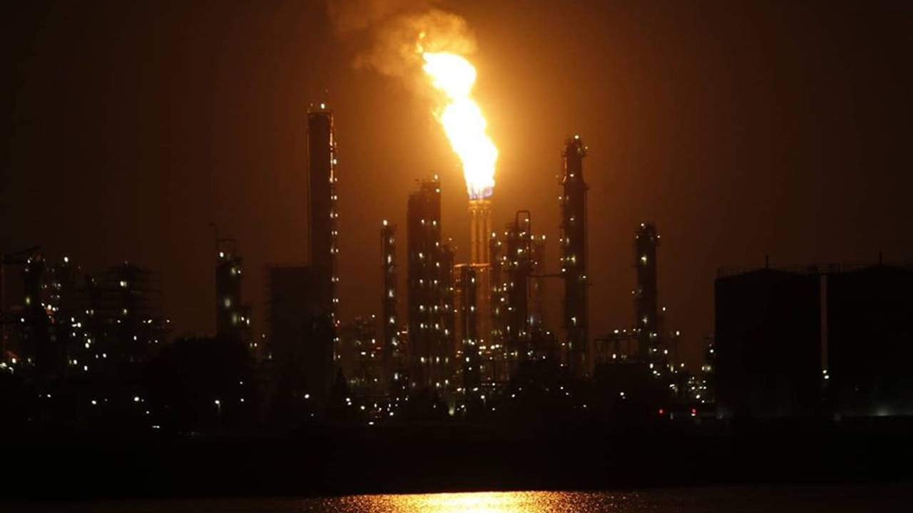 Het affakkelen bij  Shell Moerdijk. (Foto: Hans Oskam)