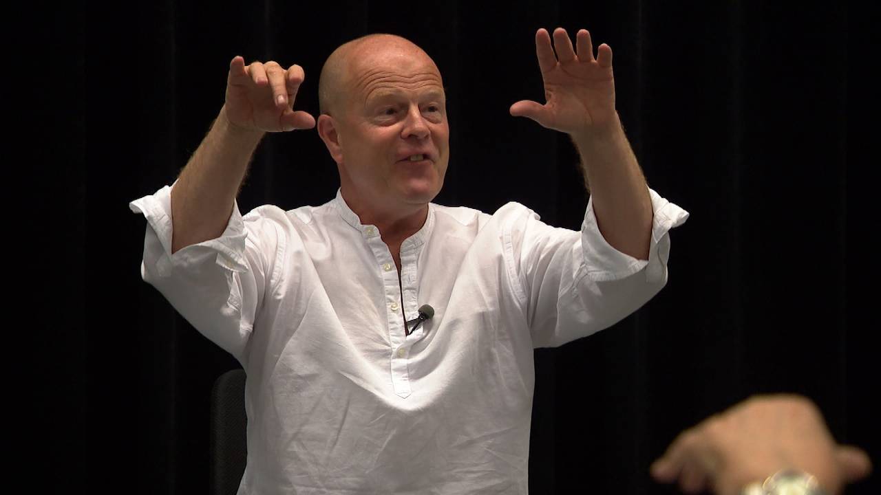 Andrew krijgt ouderen aan het bewegen.