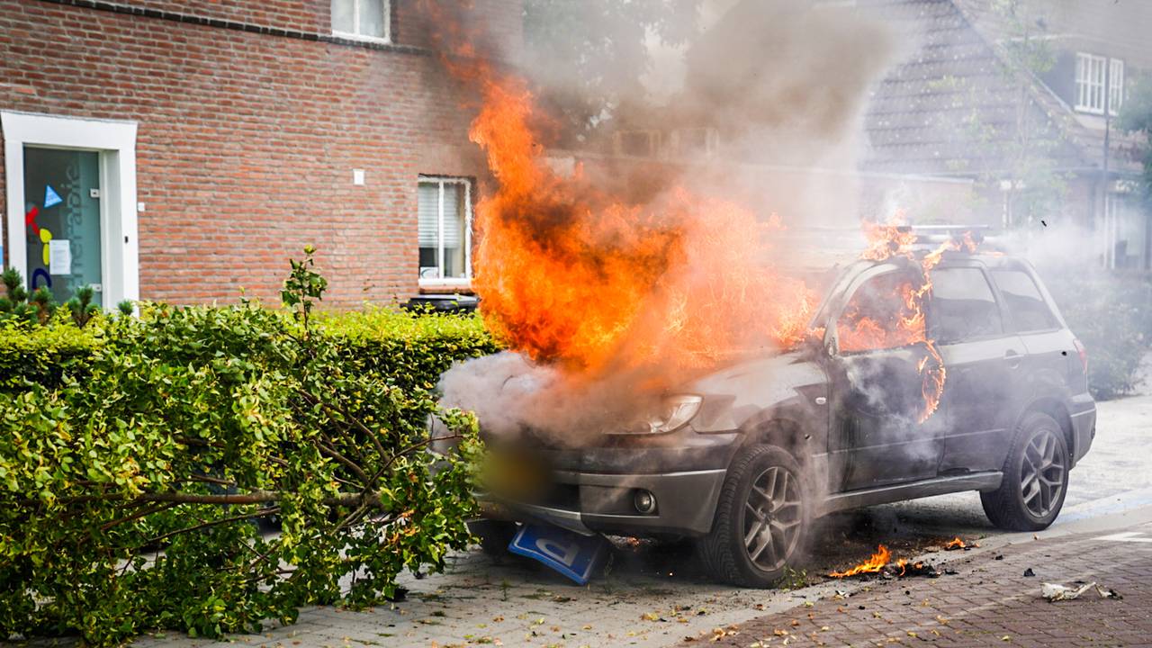 De man zette zelf zijn auto in brand (foto: Sem van Rijssel/SQ Vision Mediaprodukties).