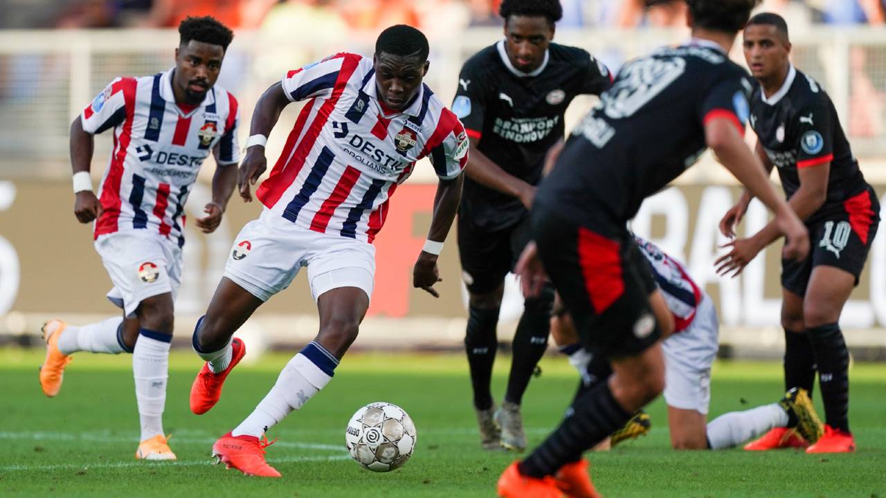 Derrick Köhn laat enkele PSV'ers achter zich (foto: OrangePictures).
