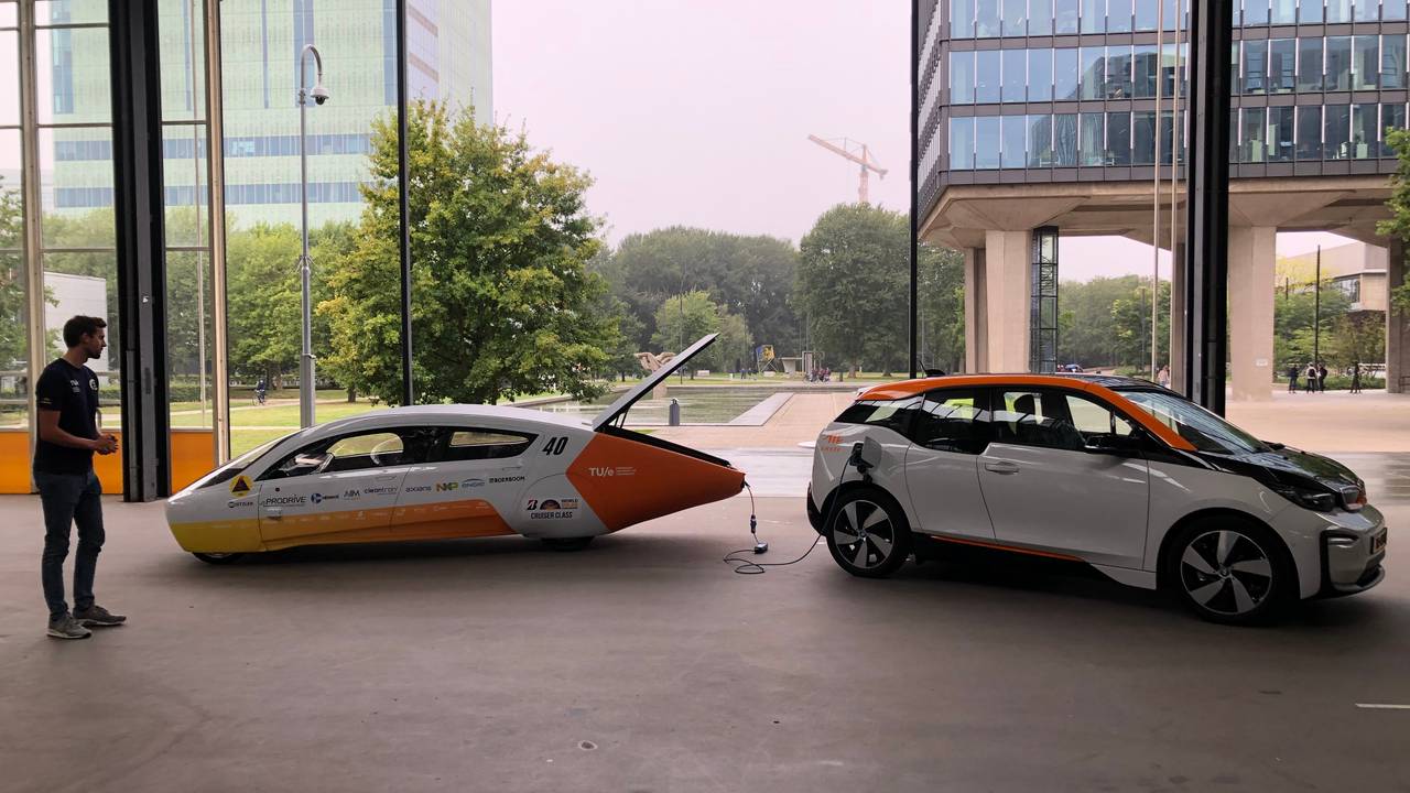 Zonne-auto Stella Era laadt een electrische auto op (Foto: Alice van der Plas)