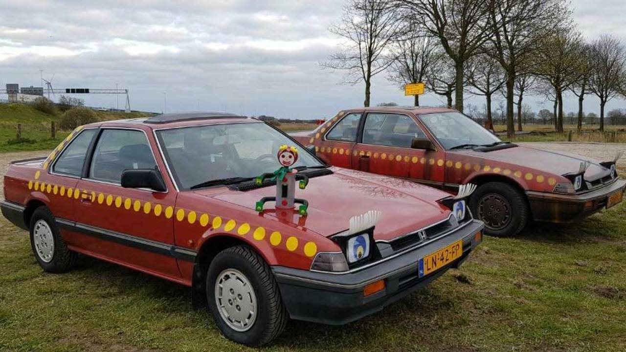 De twee auto's van Rob (en Robin), de voorste staat te koop (foto: Rob/Marktplaats).