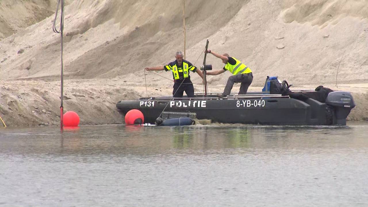 Op de plas wordt al sinds dinsdag gezocht.