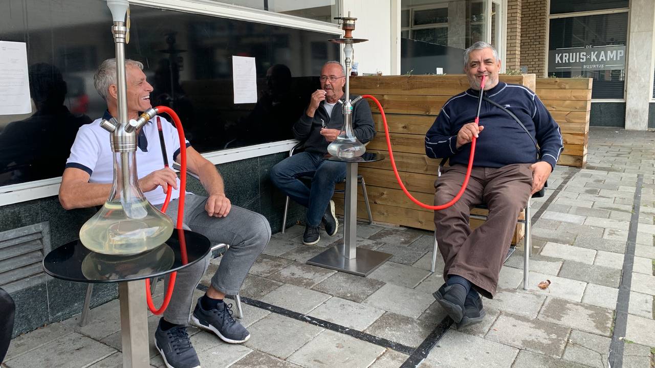 Gasten roken waterpijp bij Evergreen in Den Bosch (foto: Omroep Brabant).