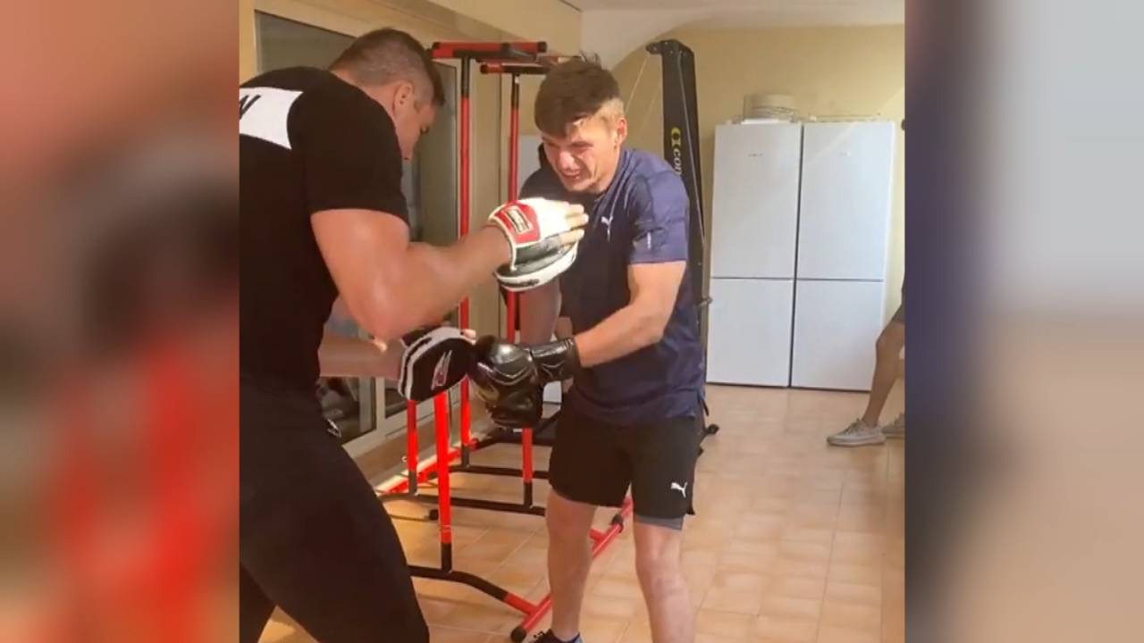 Van de racebaan naar de ring: Rico Verhoeven geeft les aan