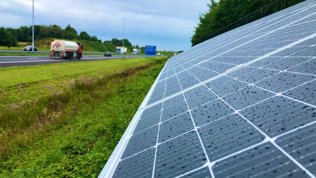 Het eerste deel van Zonnepark A58 bij Etten-Leur is al klaar (foto: Raoul Cartens).
