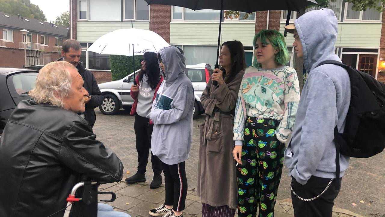 Bewoners van acht huizen aan de  Braambesweg in Eindhoven stonden op straat (foto: Tonnie Vossen).