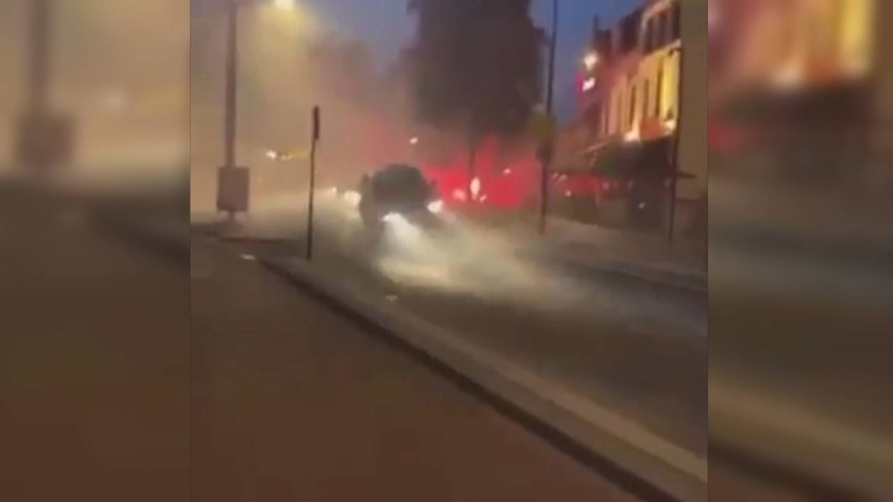 De auto belandde op de betonnen afscheiding.