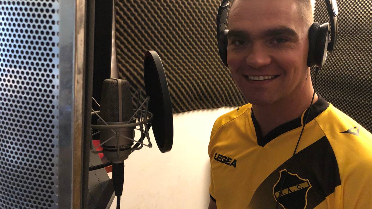 Evert van Huygevoort zingt zijn NAC-lied in (foto: Ronald Sträter).