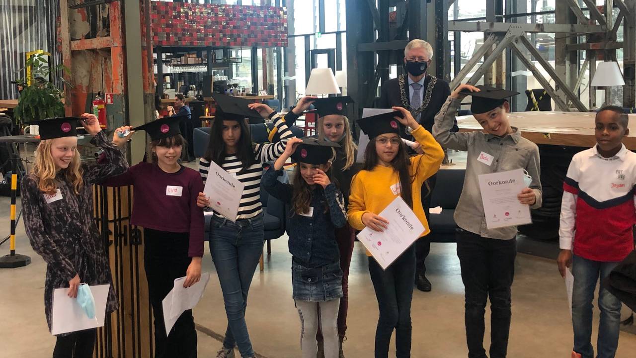 Rutte krijgt advies van Tilburgse kinderen: 'Hou de scholen open'. (Foto: Tonnie Vossen)