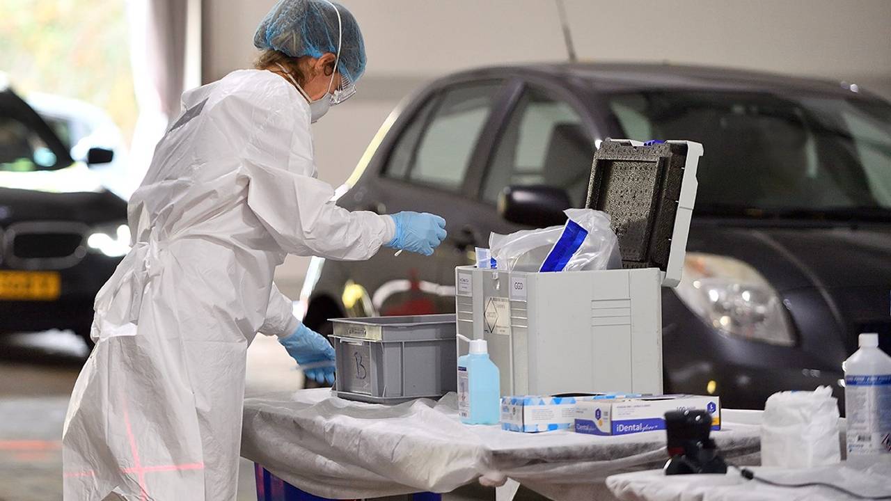 Als mensen positief getest worden, vindt een bron- en contactonderzoek plaats.