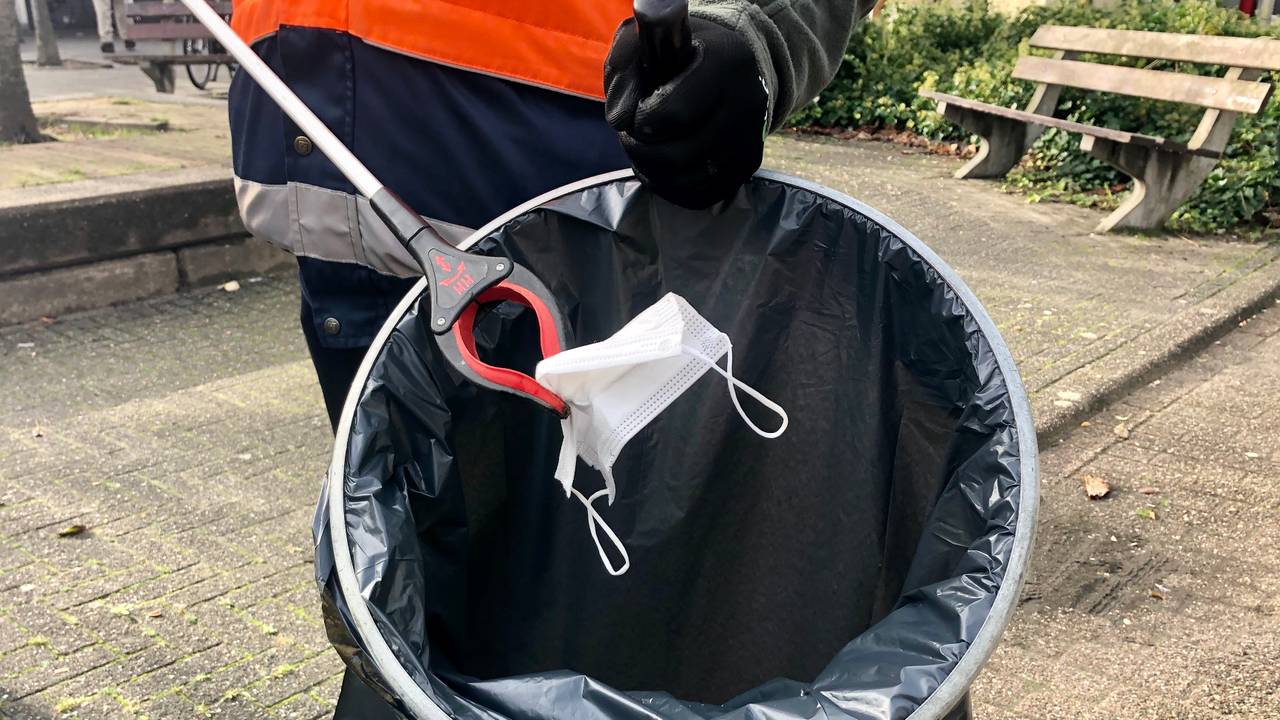 Gebruikte mondkapjes liggen overal op straat (foto: Erik Peeters).